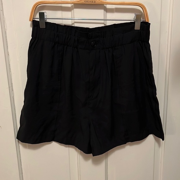 Madewell Seamed Pull-On Paperbag Shorts in Softdrape - Picture 2 of 9
